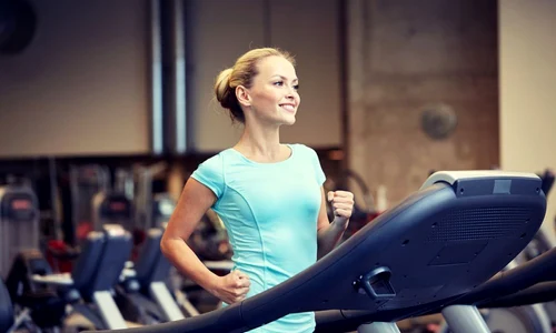 exercitii banda alergare sala de sport aerobic shutterstock