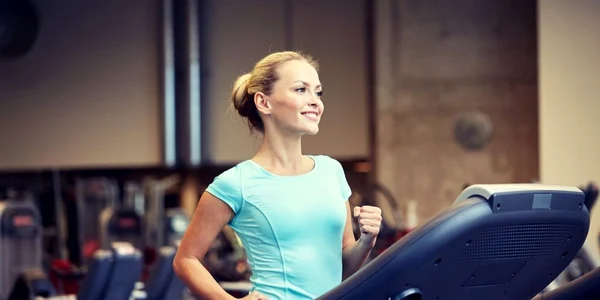 exercitii banda alergare sala de sport aerobic shutterstock