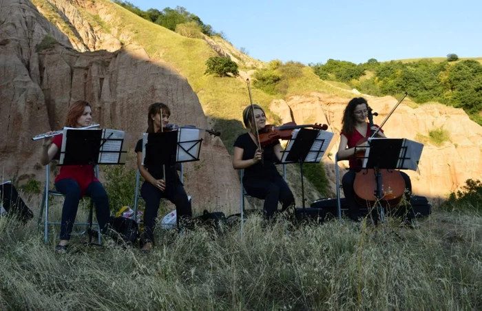 Tinerele au susţinut un concert langă Râpa Roşie. Foto: Florin Muntean