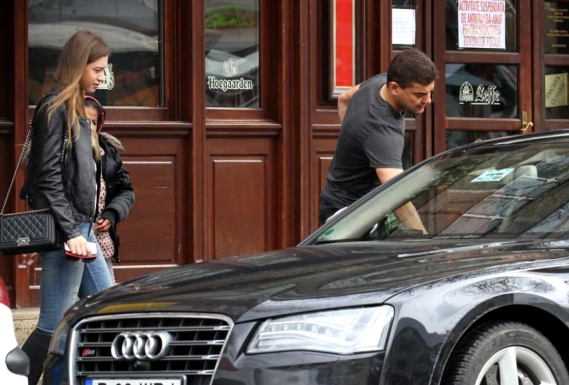
    Când au ajuns la maşină, el i-a deschis uşa Laurei şi apoi s-a urcat şi el în automobilFoto: Alex Muscaliu  