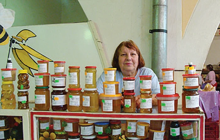 Arad: PORTRET / Maria Fejes vinde sănătate la borcan