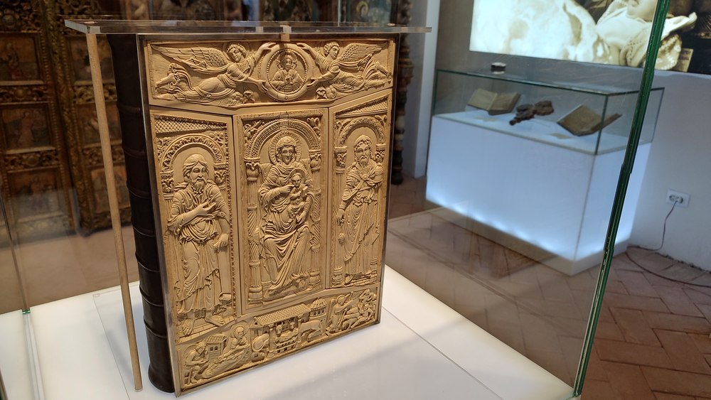 Copie a celebrului manuscris Codex Aureus, achiziționată de Muzeul Unirii din Alba Iulia cu 6.000 de euro FOTO