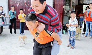 Yang Jinlong trage după  el maşini  de 2 tone jpeg