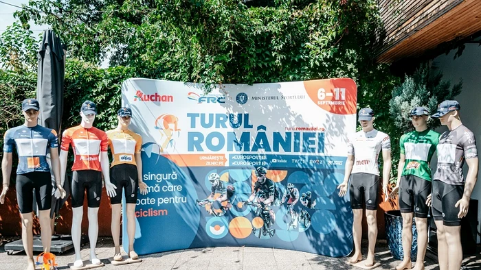 Organizatorii Micii Bucle au prezentat tricourile pe care le vor îmbrăca învingătorii. Foto FRC