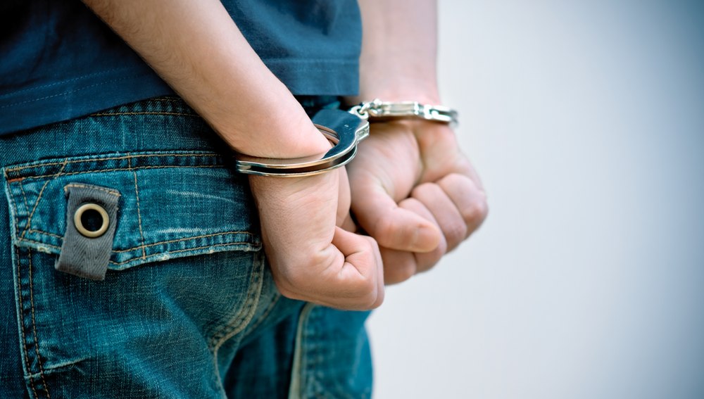 Doi adolescenţi din Olt, reţinuţi după ce au agresat şi jefuit un bărbat. Victima a avut nevoie de îngrijiri medicale