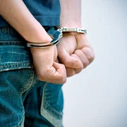 Tanar copil adolescent catuse arestat FOTO Shutterstock jpg