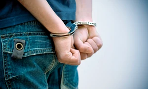 Tanar copil adolescent catuse arestat FOTO Shutterstock jpg