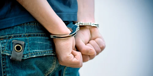 Tanar copil adolescent catuse arestat FOTO Shutterstock jpg