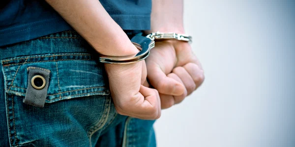 Tanar copil adolescent catuse arestat FOTO Shutterstock jpg