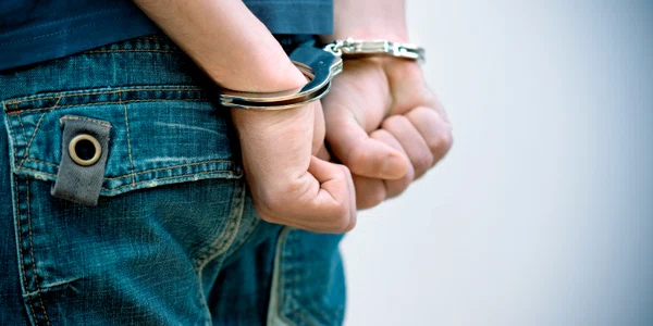 Tanar copil adolescent catuse arestat FOTO Shutterstock jpg