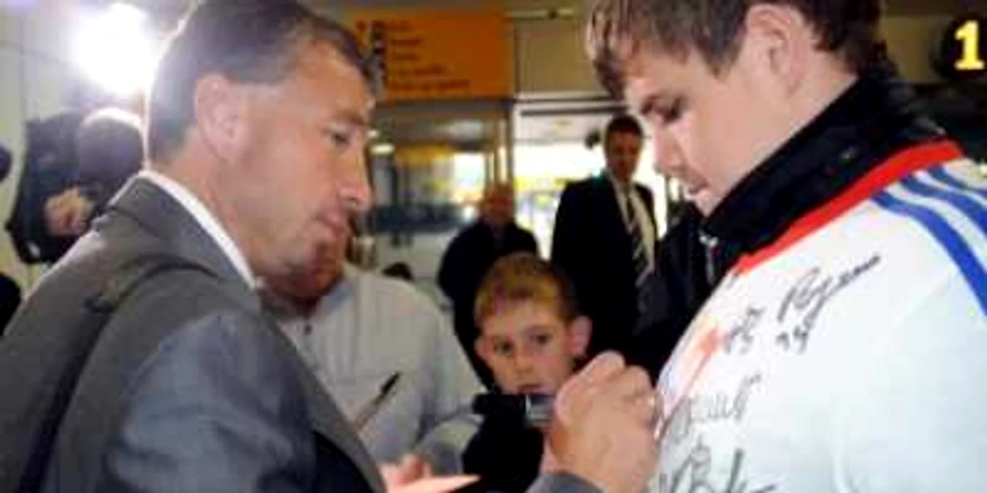 Unirea Urziceni a ajuns la Glasgow / Dan Petrescu asaltat pentru poze si autografe