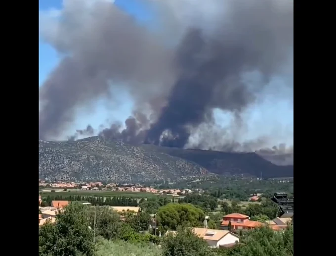 Un nou incendiu de vegetație face ravagii în sudul Franței. FOTO: Captură Video / X