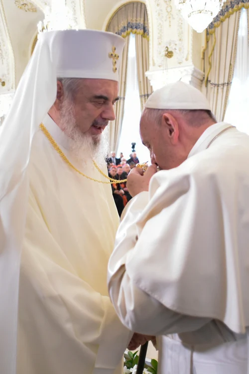 La Palatul Cotroceni, Papa Francisc a sărutat crucea purtată de Patriarhul Daniel