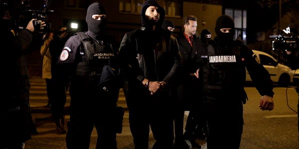 Tristan Tate și Andrew Tate escortați spre arestul poliției capitalei FOTO Inquam / Octav Ganea