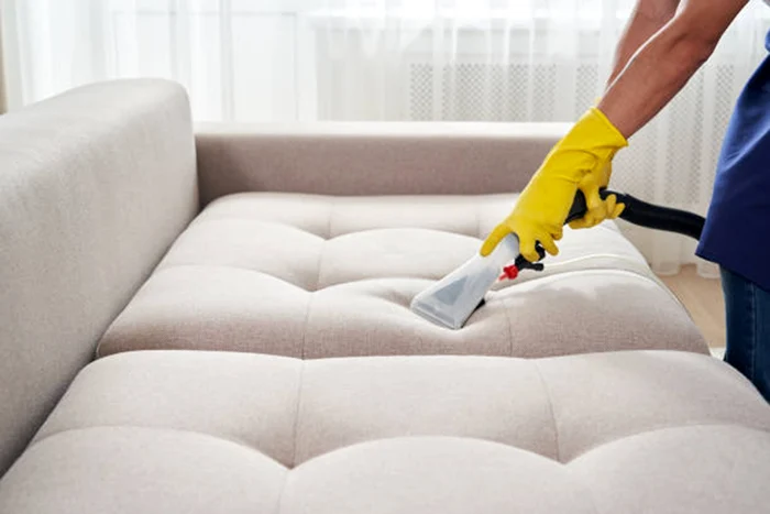 Un truc ingenios ne poate ajuta să curățăm canapeaua / foto: IStock
