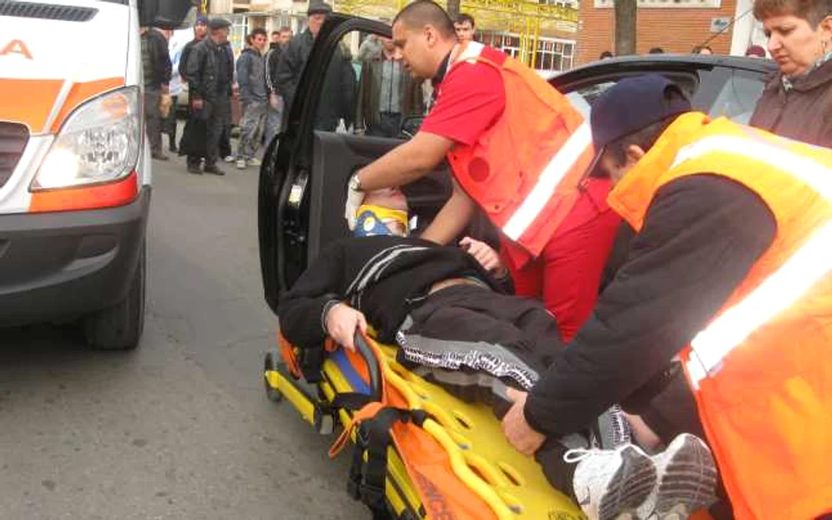 Tânărul rănit a fost preluat imediat de medicii de pe ambulanţă