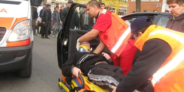 Tânărul rănit a fost preluat imediat de medicii de pe ambulanţă