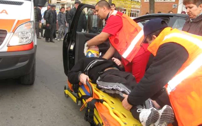 Tânărul rănit a fost preluat imediat de medicii de pe ambulanţă