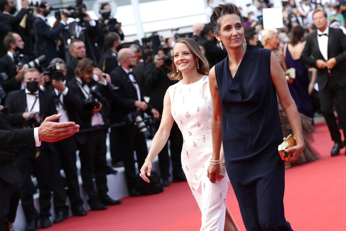 Moment de tandrețe între Jodie Foster și Alexandra Hedison pe covorul roșu de la Cannesfoto: Getty Images