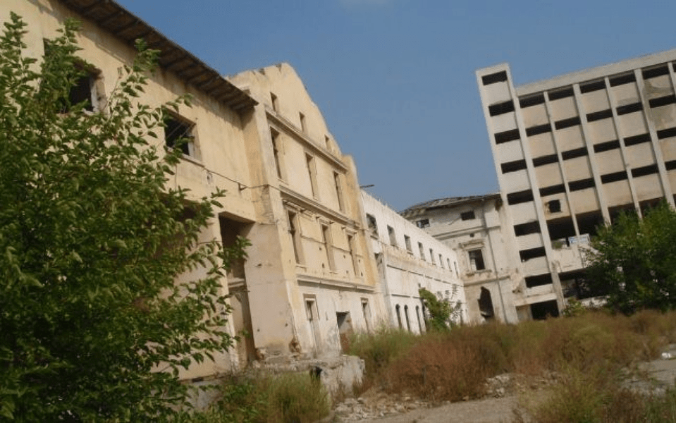 Copil în vârstă de nici doi ani, abandonat într-o clădire dezafectată din Iaşi