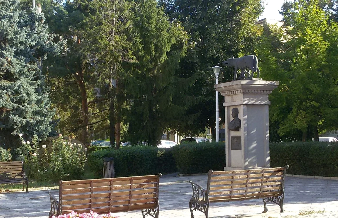 Statuia din Galaţi care-şi caută o nouă casă FOTO C Crângan