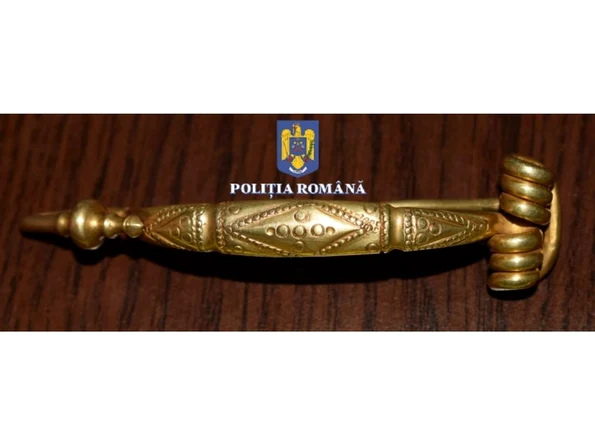 O broșă care ar putea face parte din patrimoniul cultural național, recuperată de polițiști (foto: Poliția Română)