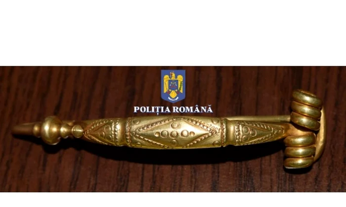 O broșă care ar putea face parte din patrimoniul cultural național, recuperată de polițiști (foto: Poliția Română)