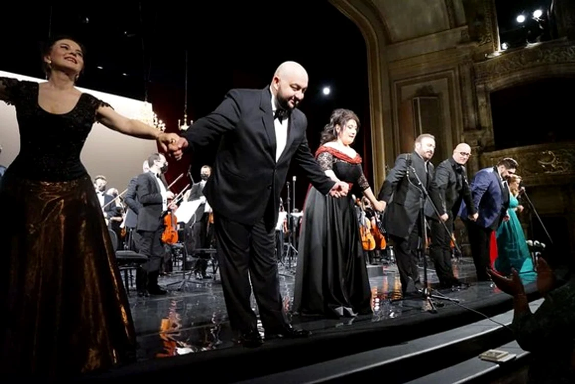 
    Artiștii Operei Naționale București, fericiți să urce pe scenă în fața unui public numerosFoto: Ministerul Culturii  
