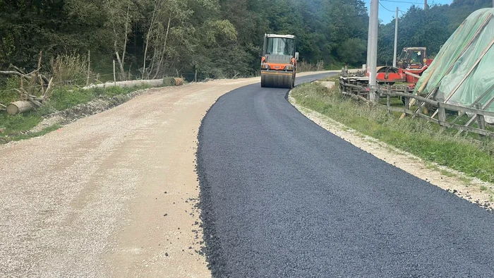A început asfaltarea lotului 2 al Transalpinei de Apuseni FOTO CJ Alba