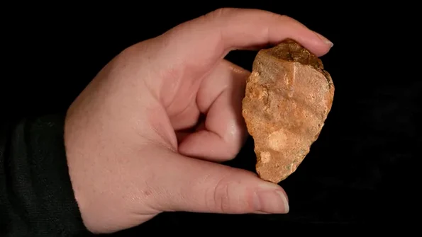 Unealtă din piatră descoperite pe insula indoneziană Sulawesi (© M.W. Moore / Live Science)