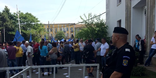 Sindicaliştii portuari protestează în faţa Primăriei/Prefecturii Constanţa FOTO Adrian Boioglu