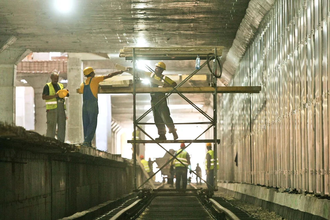 La Străuleşti, o altă  echipă lucrează la  finisajele staţiei de metrou