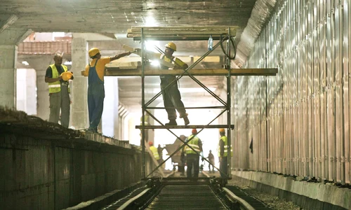 La Străuleşti, o altă  echipă lucrează la  finisajele staţiei de metrou jpeg