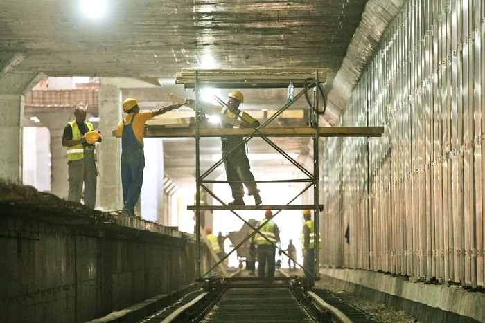 La Străuleşti, o altă echipă lucrează la finisajele staţiei de metrou