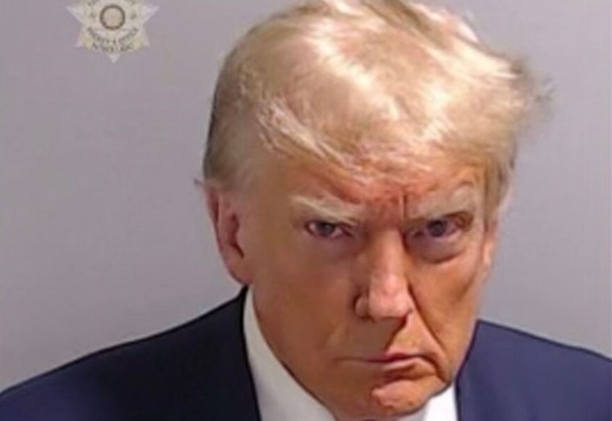 Instantaneu istoric: fotografia judiciară a fostului preşedinte Donald Trump a fost dată publicităţii FOTO