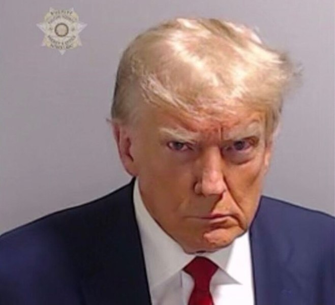Agresivitate și ostilitate. Fotografia de deținut a lui Donald Trump, emblematică pentru starea politicii americane