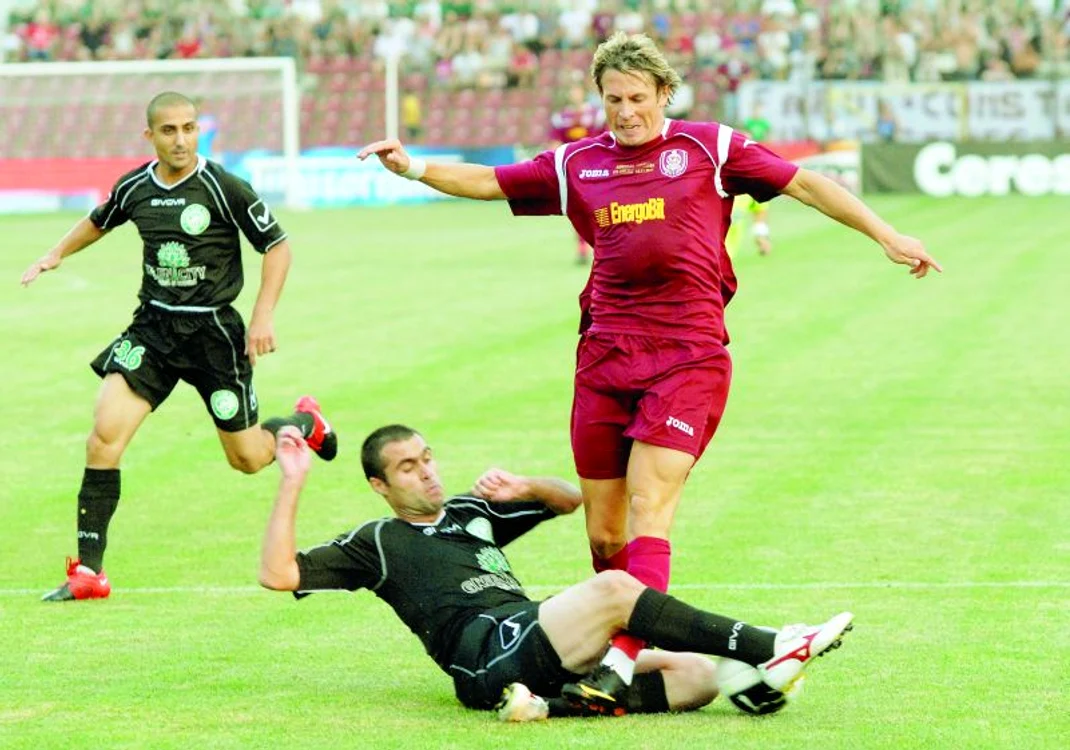 
    Acum coechipieri la  CFR Cluj, Ciprian  Deac şi Vasile Maftei  au fost adversari  în duelul campioanelor  CFR - Urziceni  