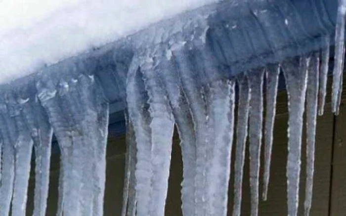 Gheaţa formată la streşini, un pericol FOTO ISU Călăraşi