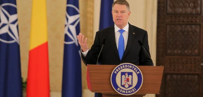 Klaus Iohannis lasă purtătorul de cuvânt să dea detalii despre situaţia Guvernului. FOTO Eduard Enea