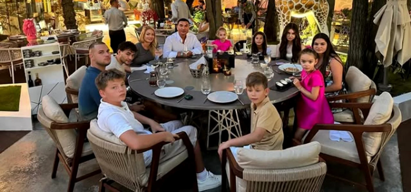 Întreaga familie Borcea, reunită la aceeași masă. Foto Instagram Valentina Pelinel Borcea