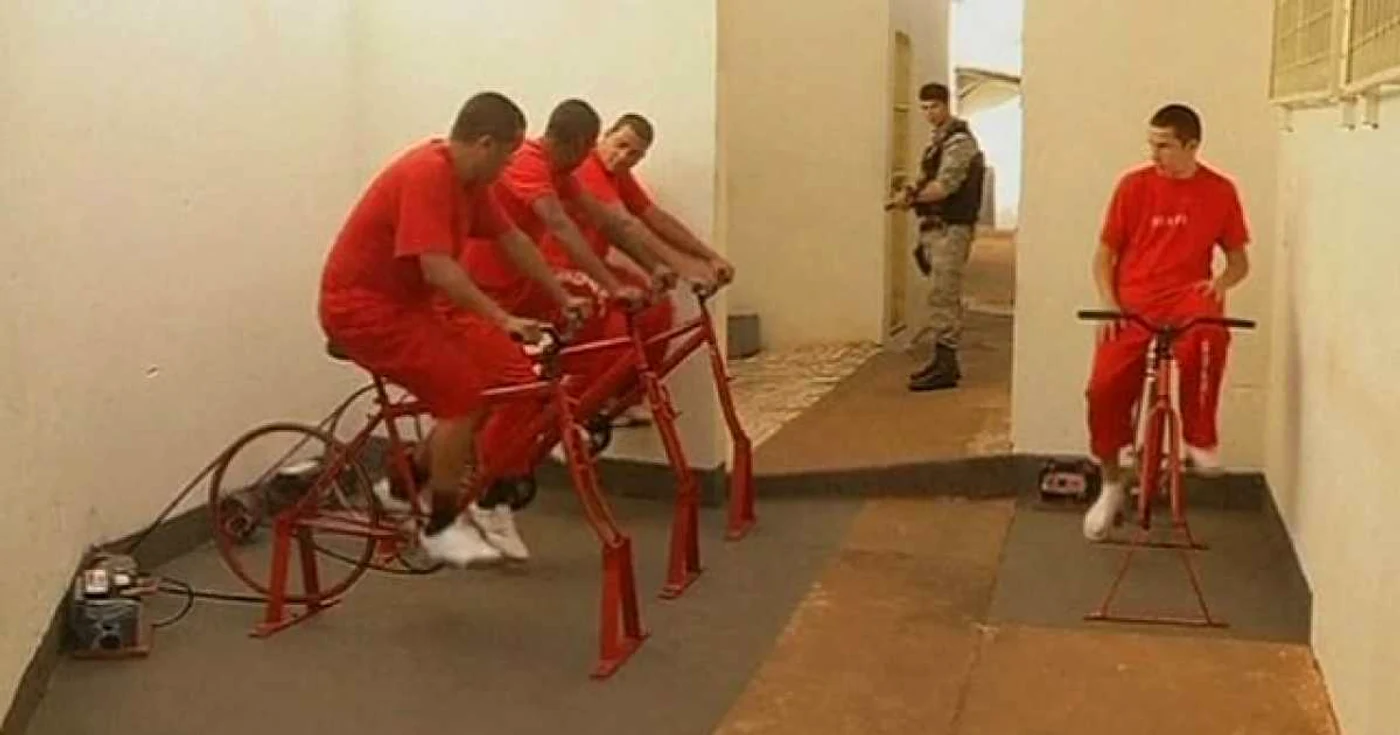 Deţinuţi brazilieni pedalând pentru libertare şi electricitate   FOTO: BBC