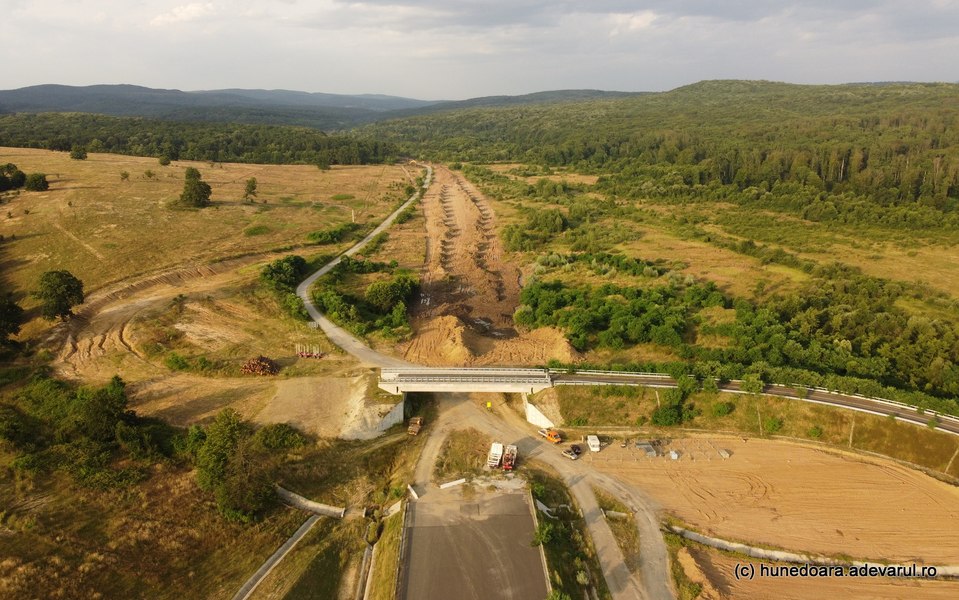Autostrada cu tuneluri pentru urși, în șantier. Primele lucrări pe tronsonul din vestul României VIDEO