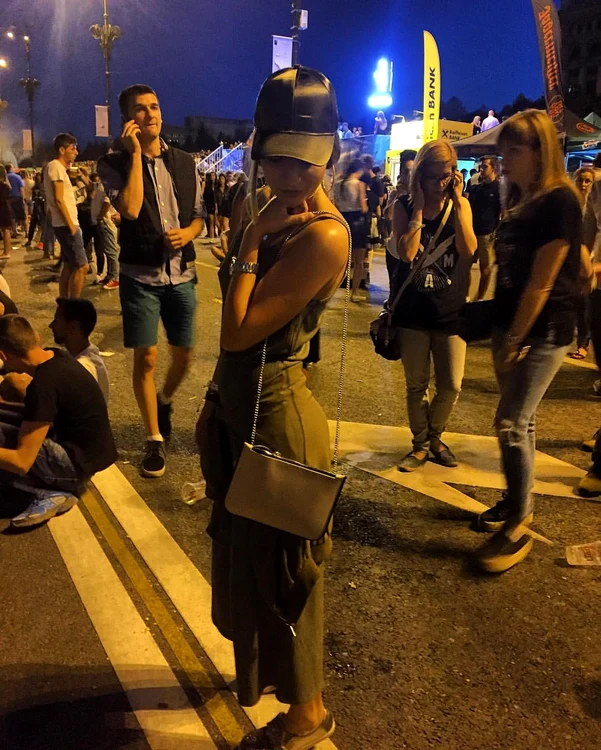 Ana Baniciu (23), fiica lui Mircea Baniciu, şi-a ascuns privirea sub o şapcă neagră