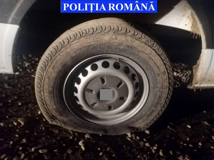 dispozitiv metalic de oprire a masinii de contrabanda