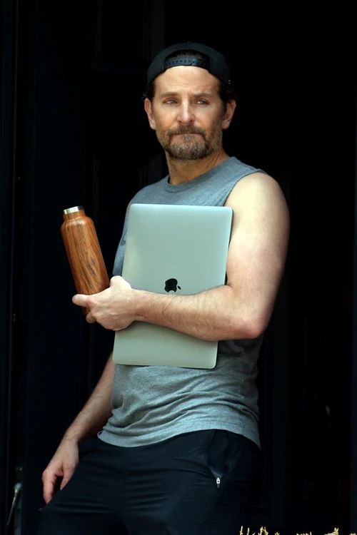 Bradley Cooper, 45 de ani, a fost surprins marți în compania unei femei misterioasefoto: Profimedia