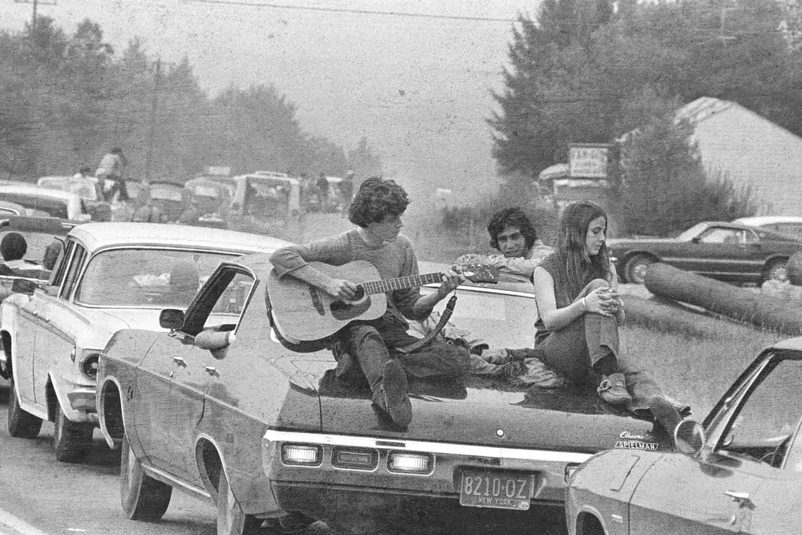 Infuzia și confuzia modelelor  în comunismul românesc  Woodstock – Cenaclul „Flacăra“ – „Omul altfel“ al lui Adrian Păunescu jpeg