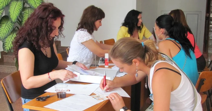 Absolvenţii sunt aşteptaţi să se înscrie în evidenţele AJOFM (Foto Arhivă)