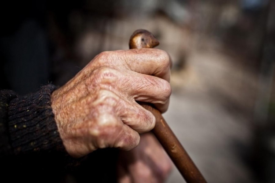 Escrocherie cu alimente gratuite la Vaslui. Zeci de bătrâni au căzut în plasa escrocilor