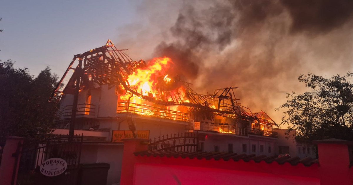 Incendiul devastator de la „Popasul haiducilor” din Hunedoara a lăsat ruine în urmă