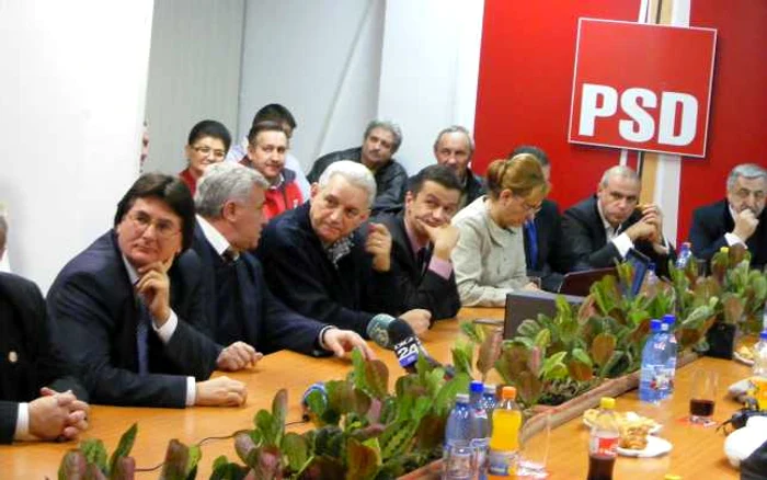 Membrii din Timiş ai Uniunii Social Liberale, cot la cot în sediul judeţean al PSD. FOTO: Vali Silaghi